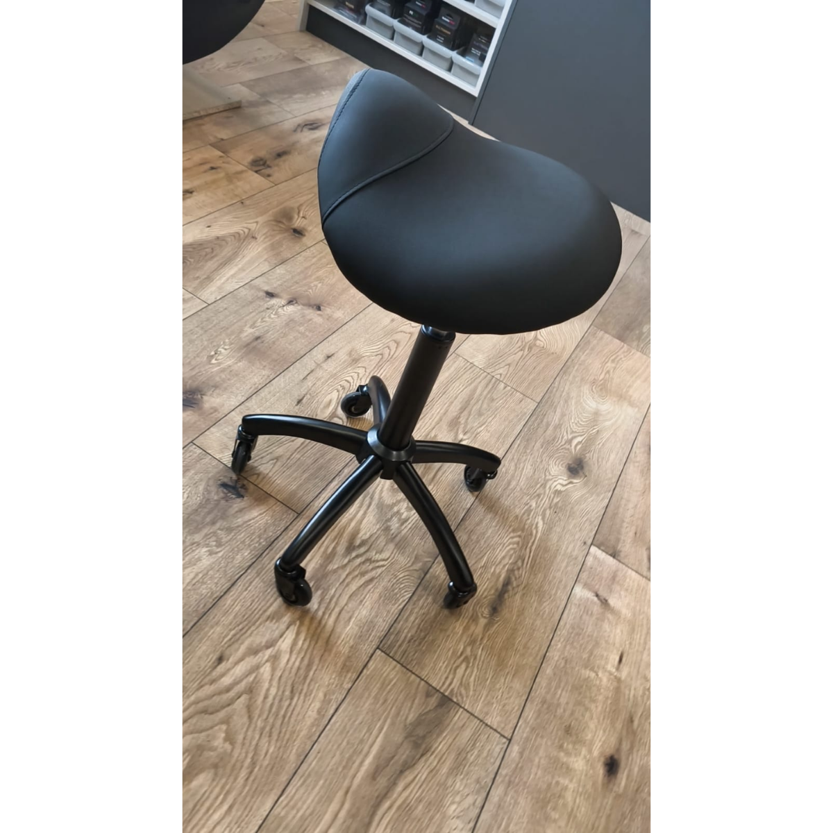 Taboret Hoker Czarny, kółka kauczukowe, miękkie siedzisko