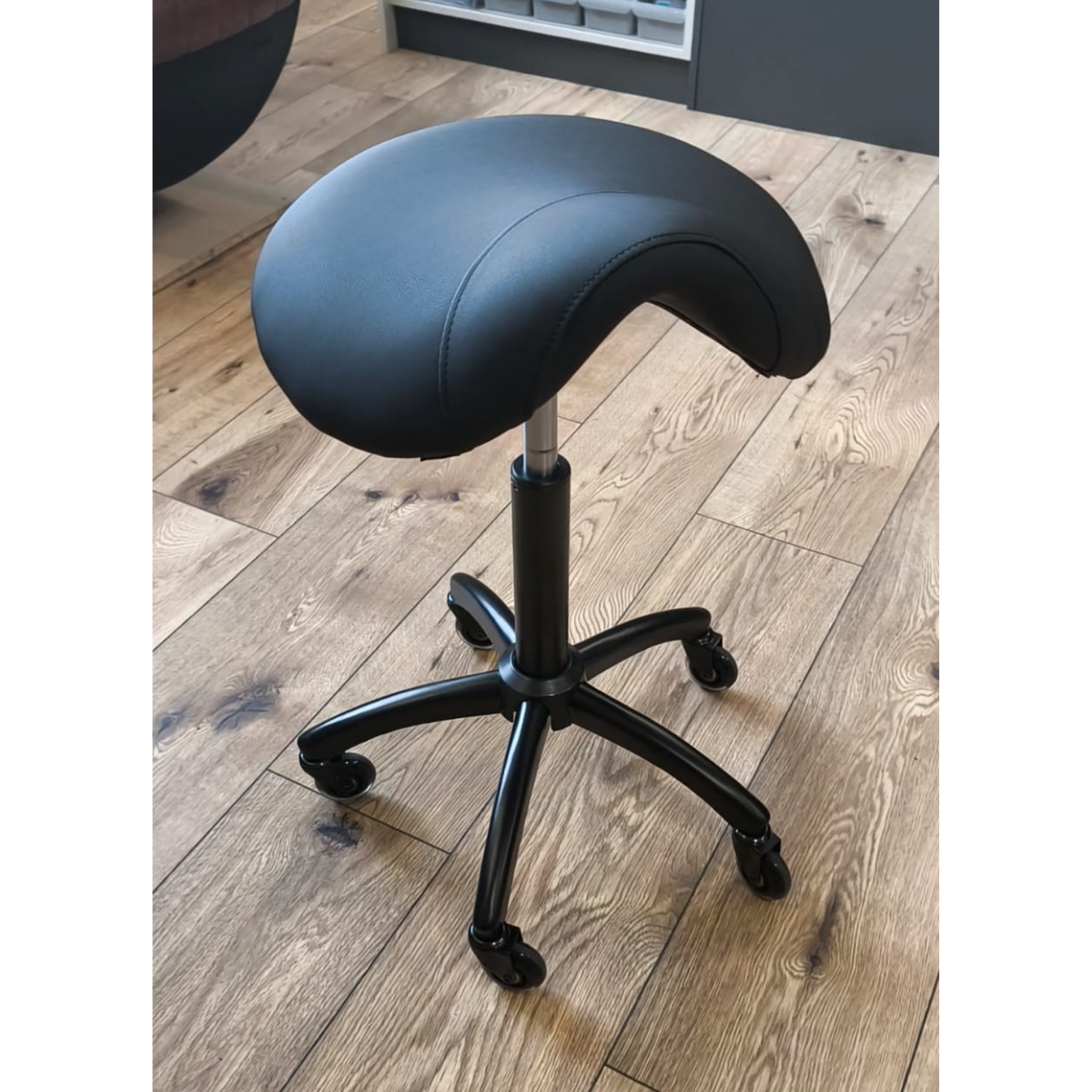 Taboret Hoker Czarny, kółka kauczukowe, miękkie siedzisko